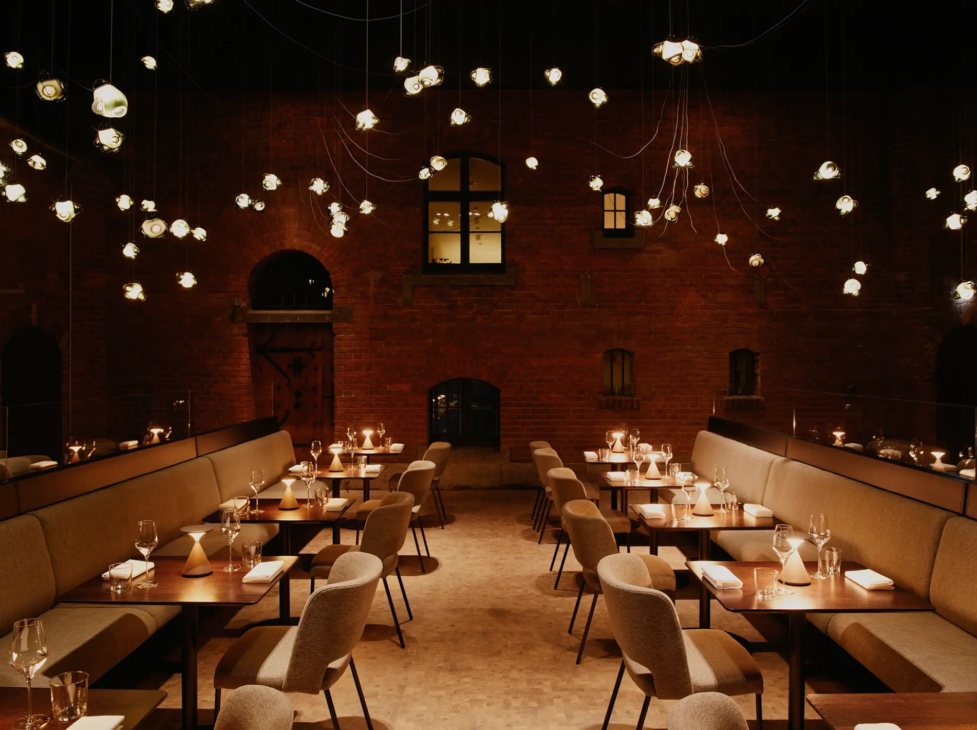 Das Restaurant im Wilmina mit warmem Licht und gedeckten Tischen