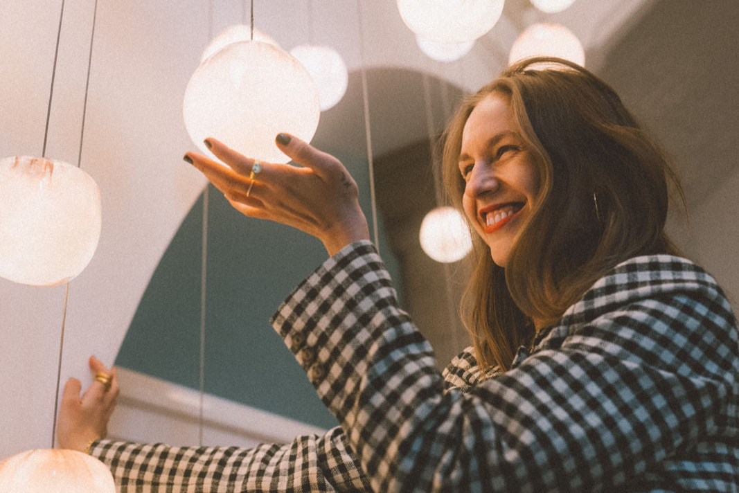 nina brockmann mit einer Lichtkugel im wilmina, berlin